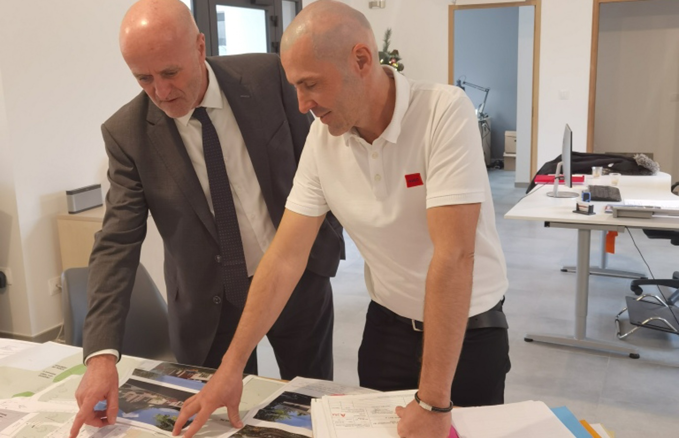 ken-is-working-alonging-the-design-team-on-the-renovation-of-the-course-at-clement-ader.jpg